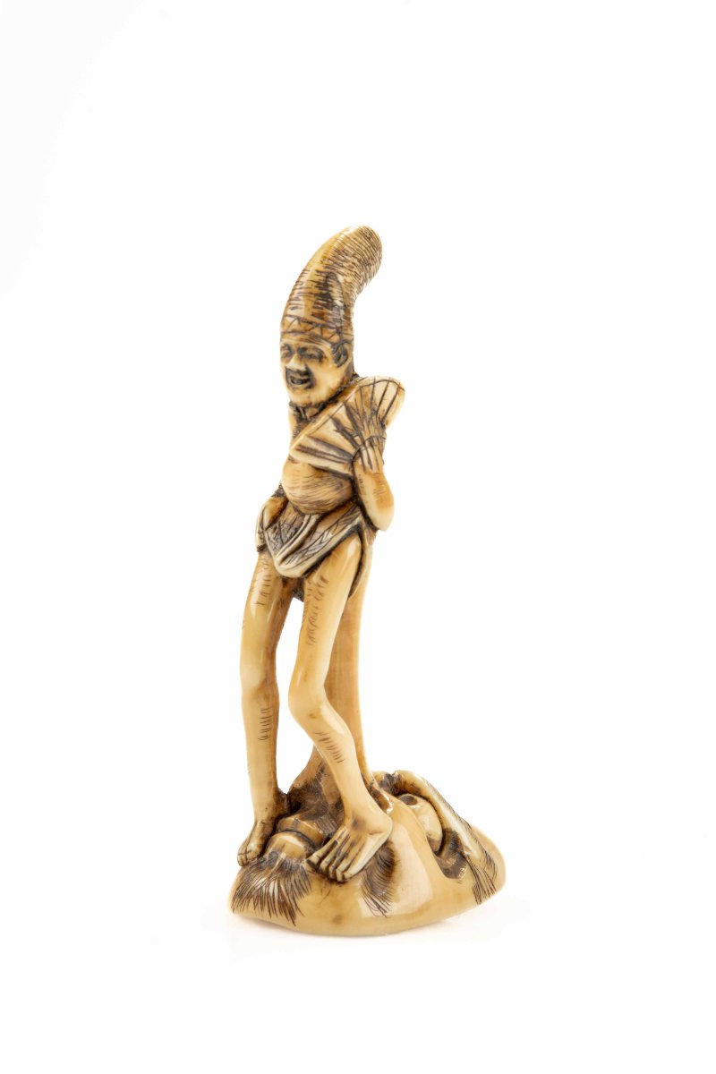 Netsuke shunga in avorio raffigurante un monaco seduto sul naso di Tengu, firmato Masayuki-photo-3