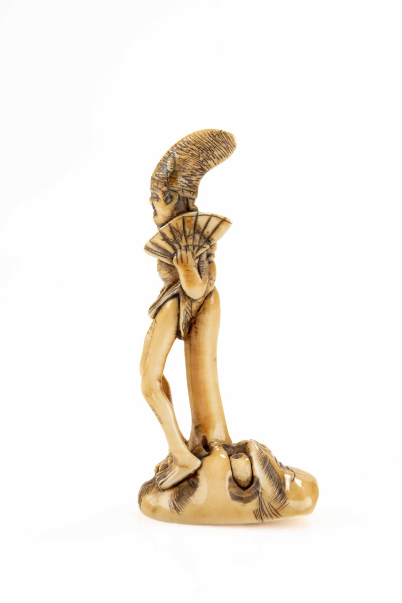 Netsuke shunga in avorio raffigurante un monaco seduto sul naso di Tengu, firmato Masayuki-photo-4