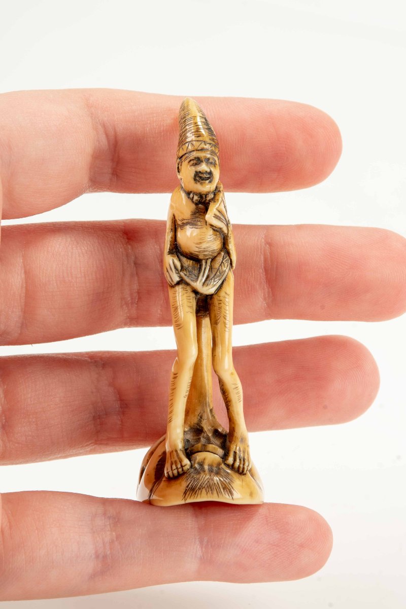 Netsuke shunga in avorio raffigurante un monaco seduto sul naso di Tengu, firmato Masayuki-photo-2
