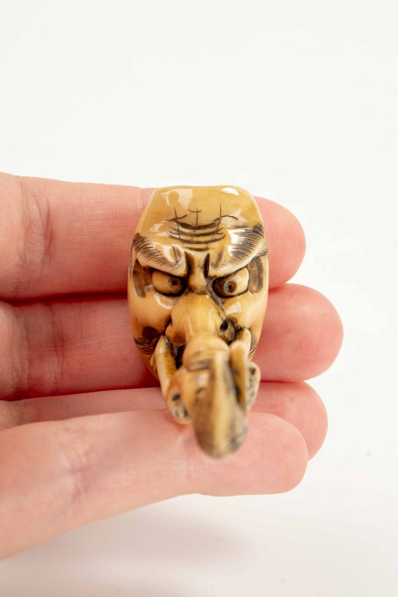 Netsuke shunga in avorio raffigurante un monaco seduto sul naso di Tengu, firmato Masayuki-photo-3