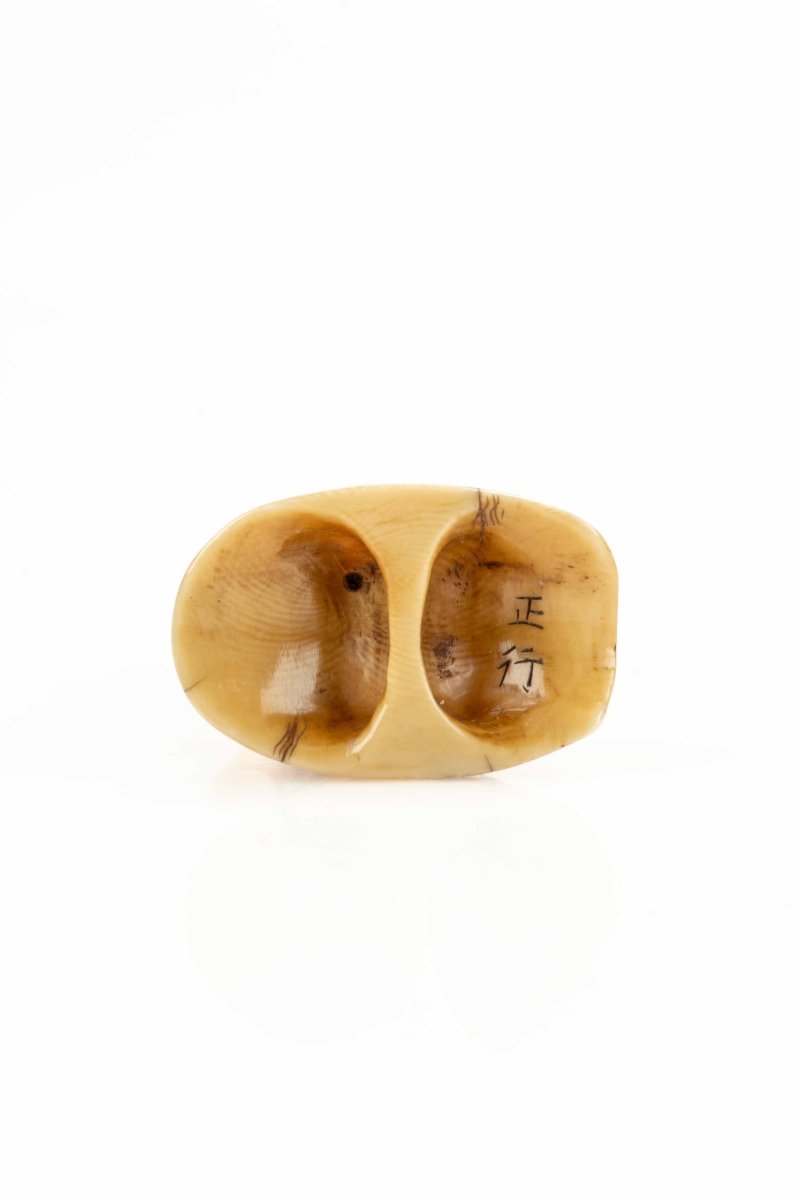 Netsuke shunga in avorio raffigurante un monaco seduto sul naso di Tengu, firmato Masayuki-photo-4