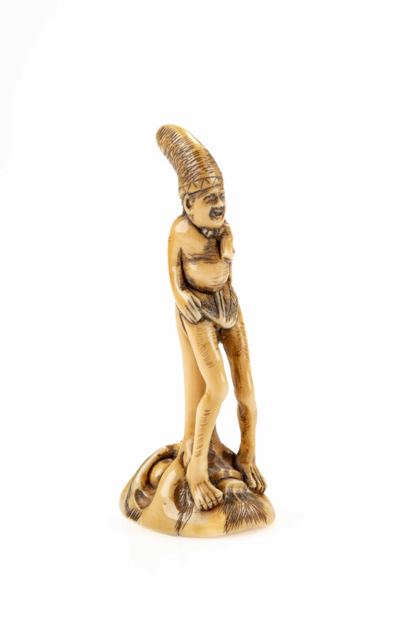 Netsuke shunga in avorio raffigurante un monaco seduto sul naso di Tengu, firmato Masayuki