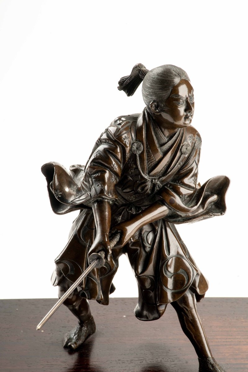 Okimono in bronzo raffigurante un giovane samurai con katana, firmato Yoshimitsu-photo-2