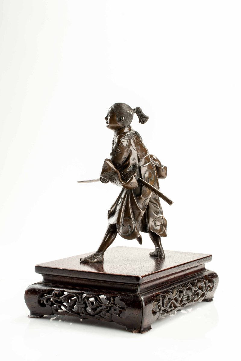 Okimono in bronzo raffigurante un giovane samurai con katana, firmato Yoshimitsu-photo-3