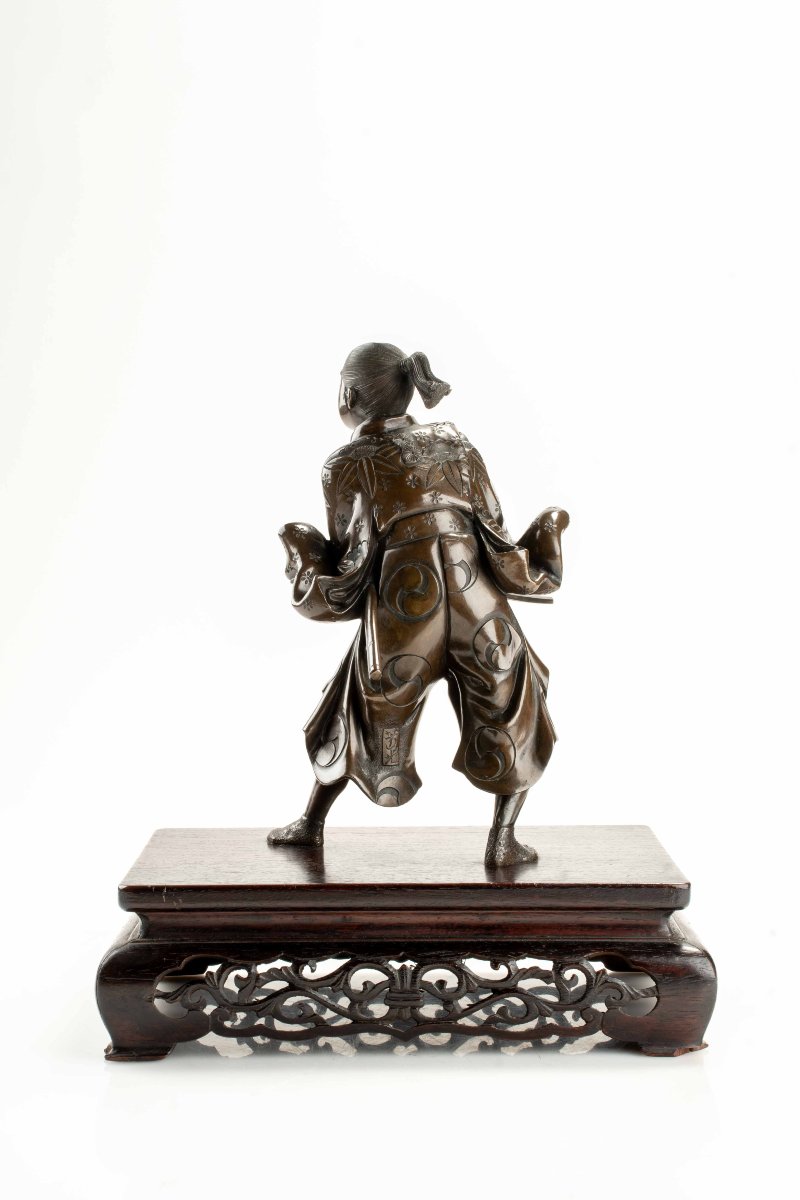 Okimono in bronzo raffigurante un giovane samurai con katana, firmato Yoshimitsu-photo-4