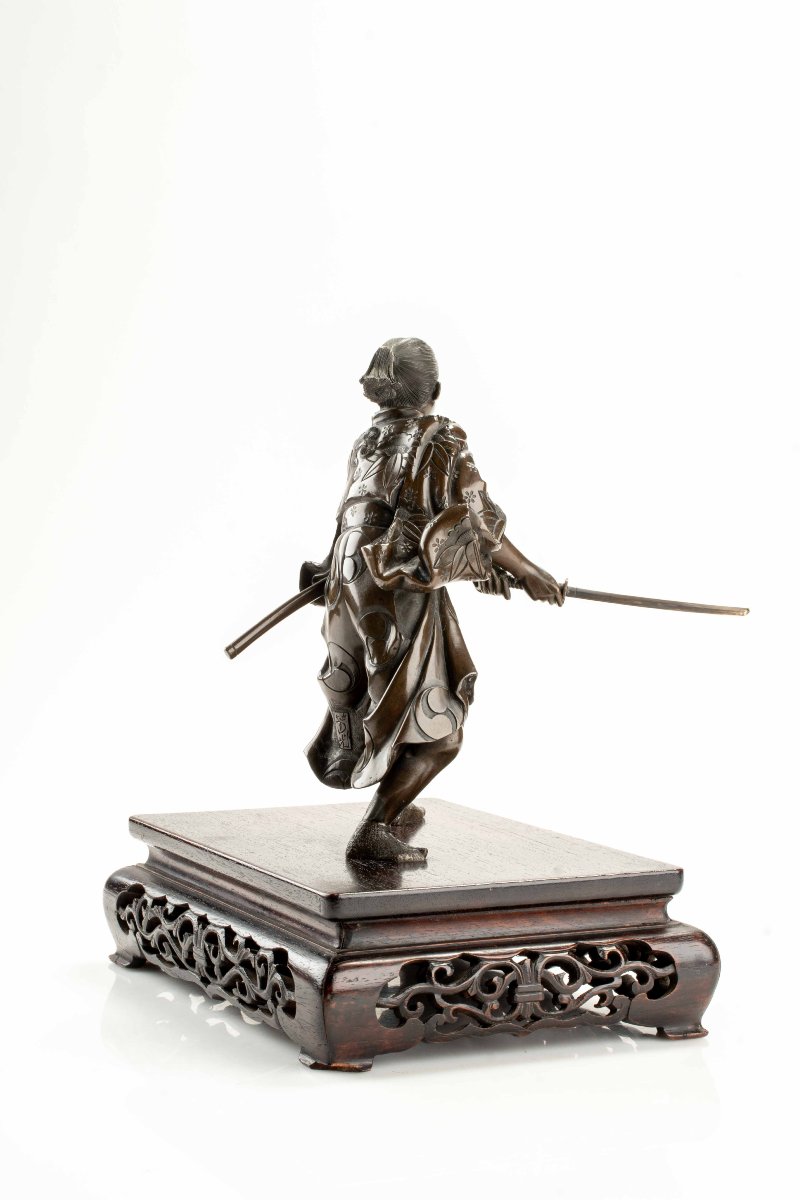 Okimono in bronzo raffigurante un giovane samurai con katana, firmato Yoshimitsu-photo-1