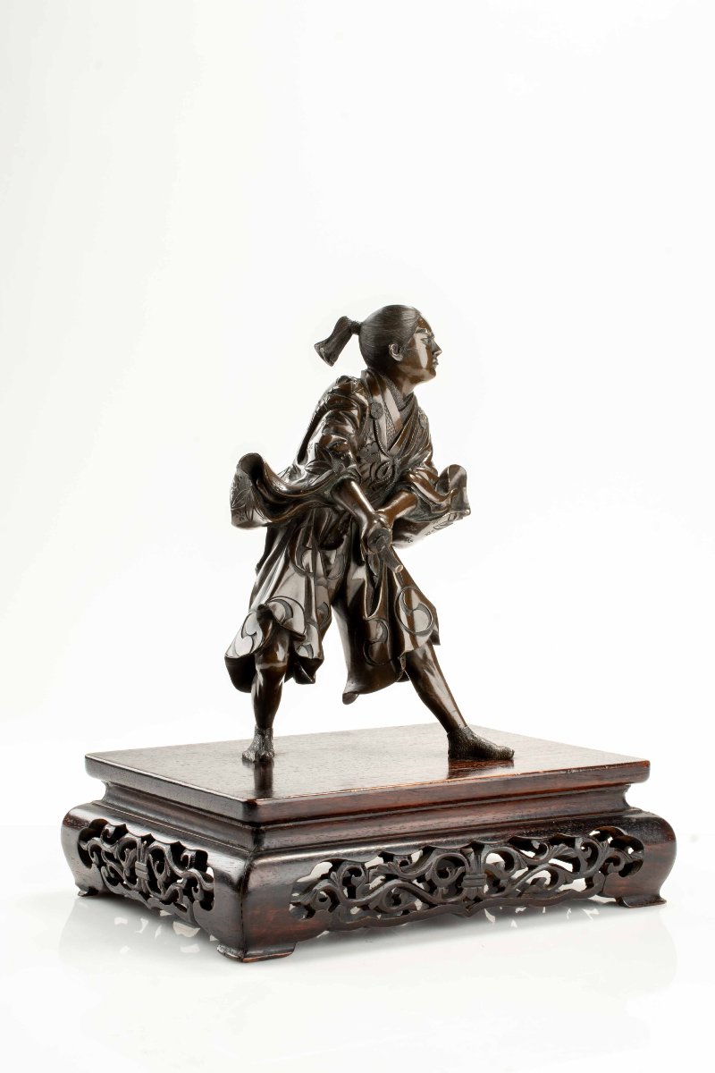 Okimono in bronzo raffigurante un giovane samurai con katana, firmato Yoshimitsu-photo-2