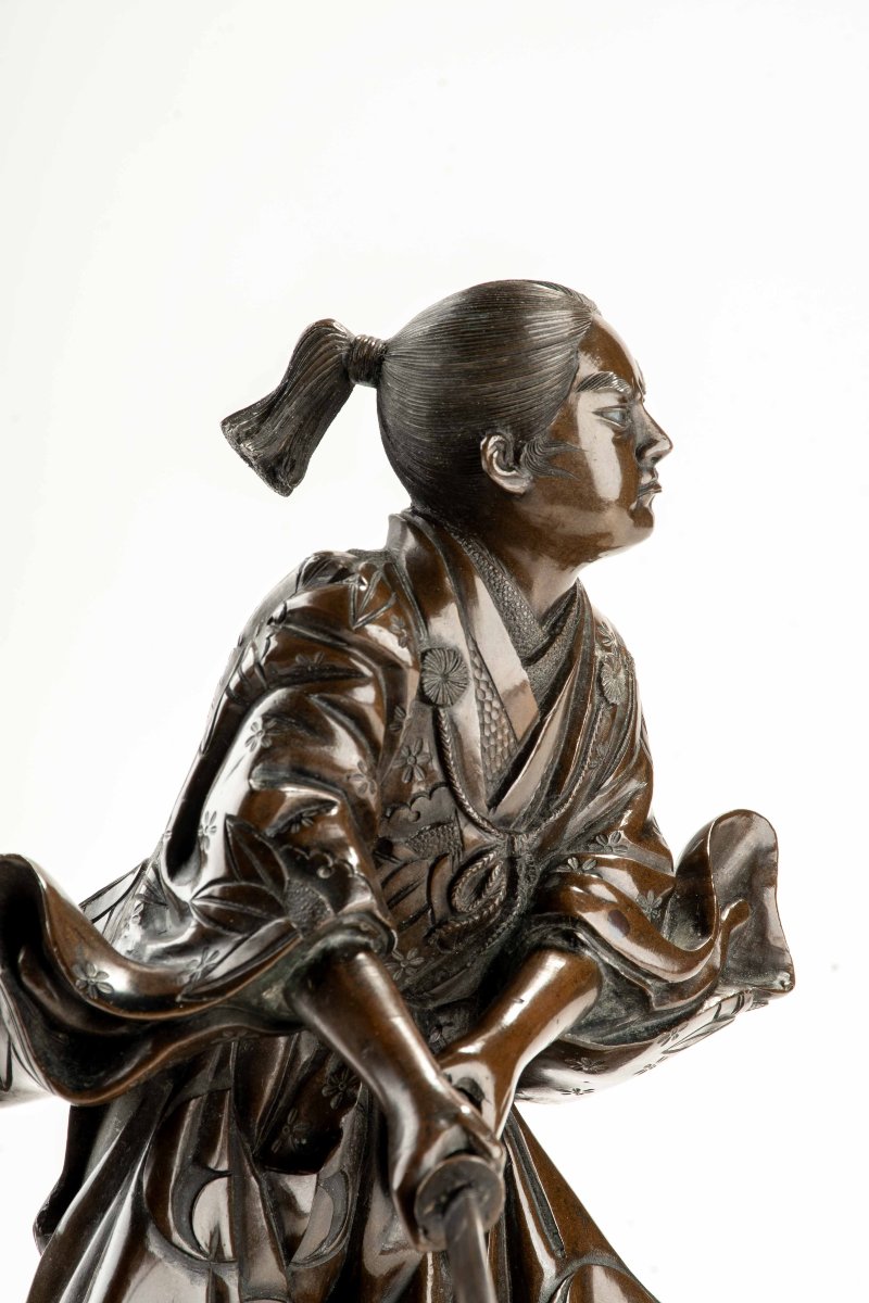 Okimono in bronzo raffigurante un giovane samurai con katana, firmato Yoshimitsu-photo-3