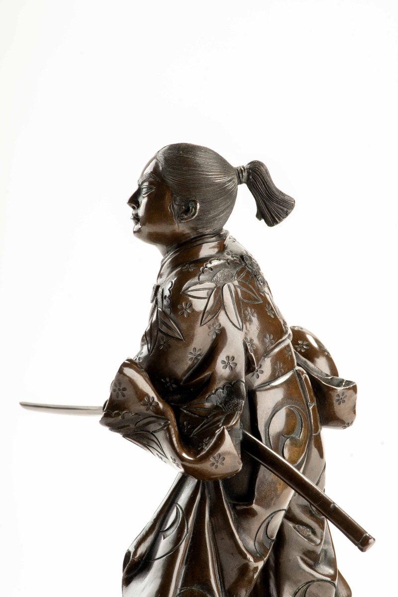 Okimono in bronzo raffigurante un giovane samurai con katana, firmato Yoshimitsu-photo-4