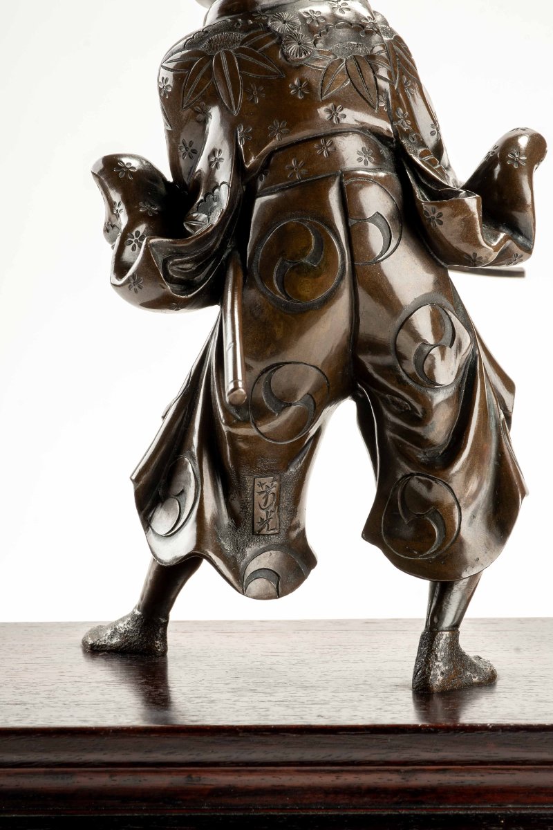 Okimono in bronzo raffigurante un giovane samurai con katana, firmato Yoshimitsu-photo-6