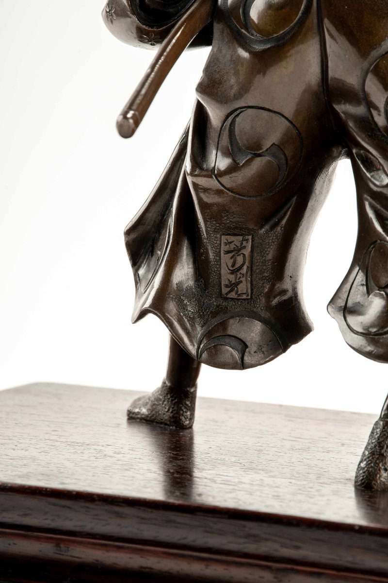 Okimono in bronzo raffigurante un giovane samurai con katana, firmato Yoshimitsu-photo-7