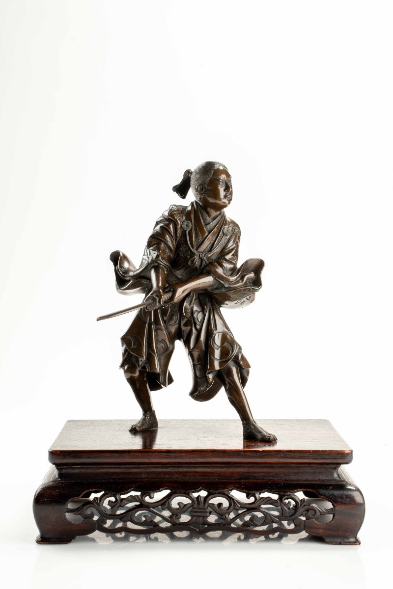 Okimono in bronzo raffigurante un giovane samurai con katana, firmato Yoshimitsu