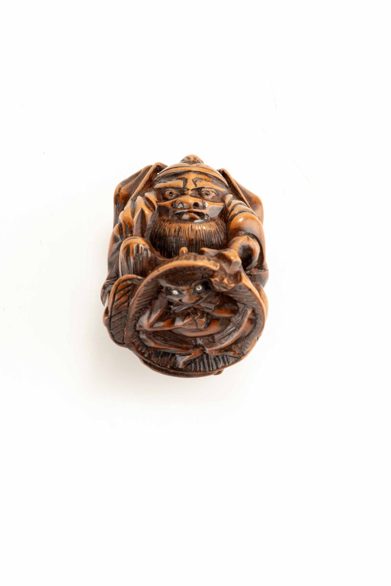 Netsuke in legno di bosso raffigurante Shoki con Oni-photo-2