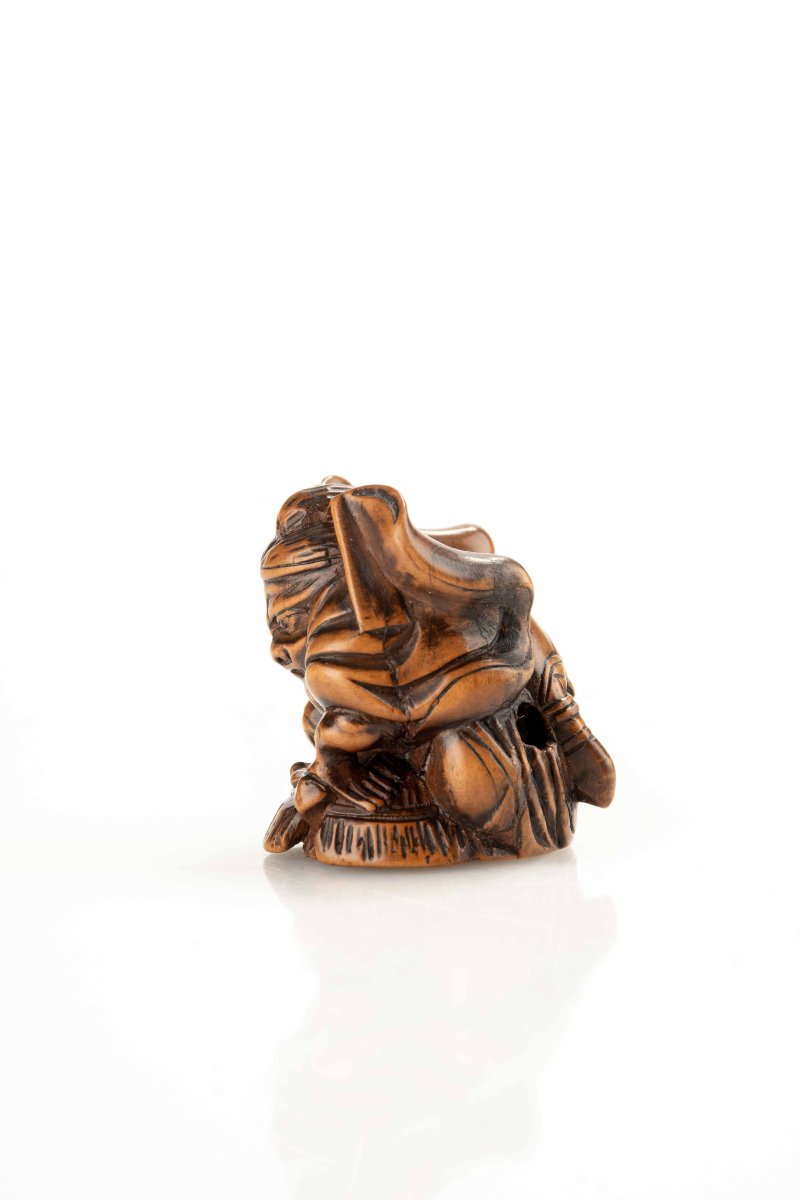 Netsuke in legno di bosso raffigurante Shoki con Oni-photo-1
