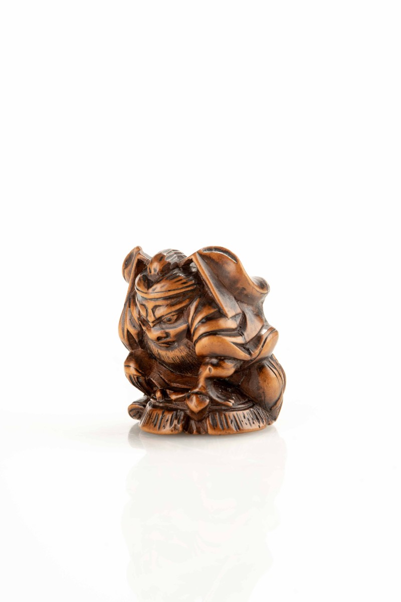 Netsuke in legno di bosso raffigurante Shoki con Oni