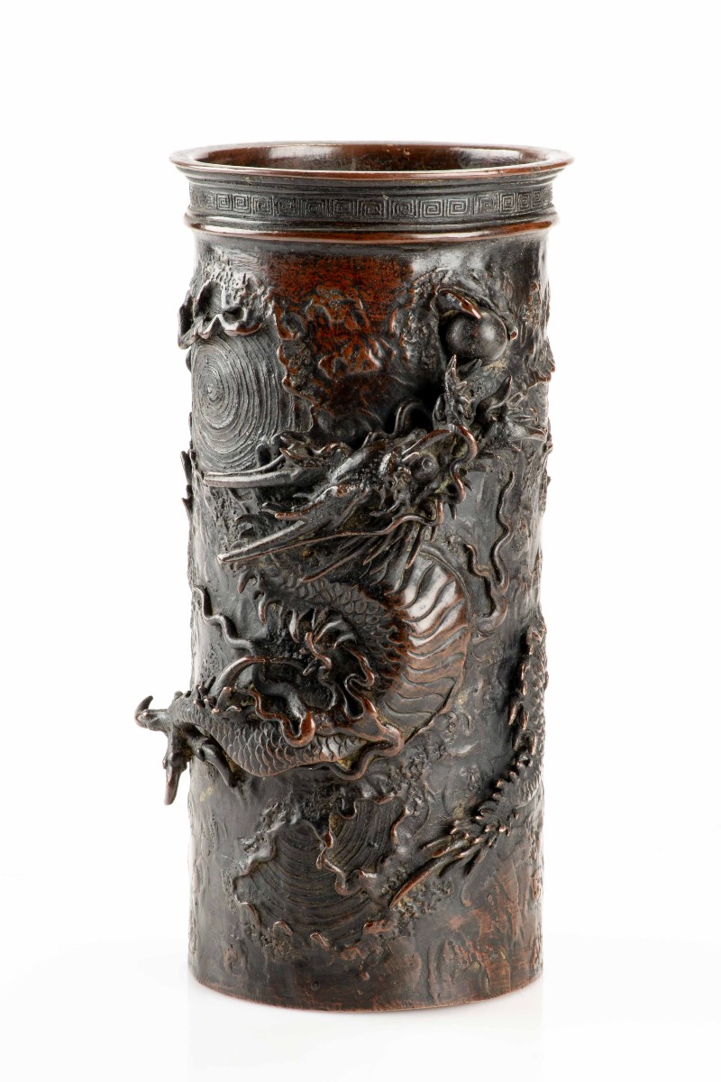 Vaso in bronzo raffigurante un drago Ryu a rilievo tra i vortici d’acqua