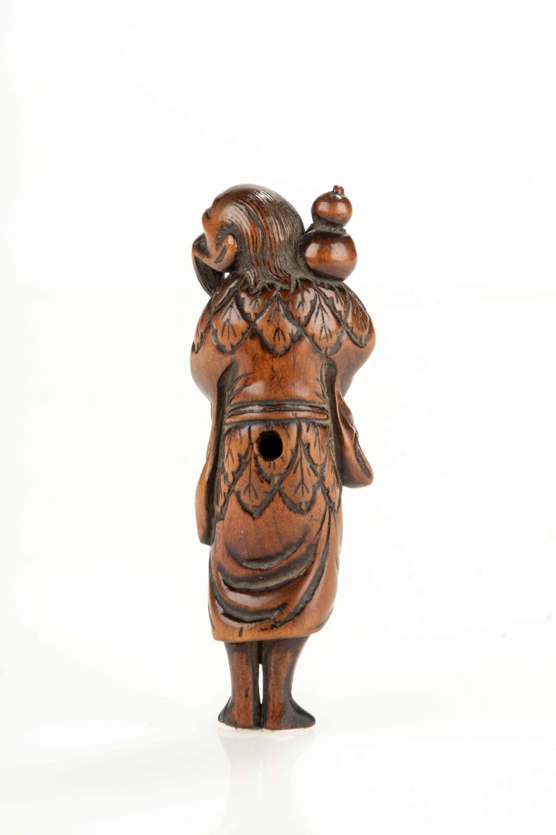Netsuke in legno di bosso raffigurante un Sennin con bottiglia di sakè-photo-2