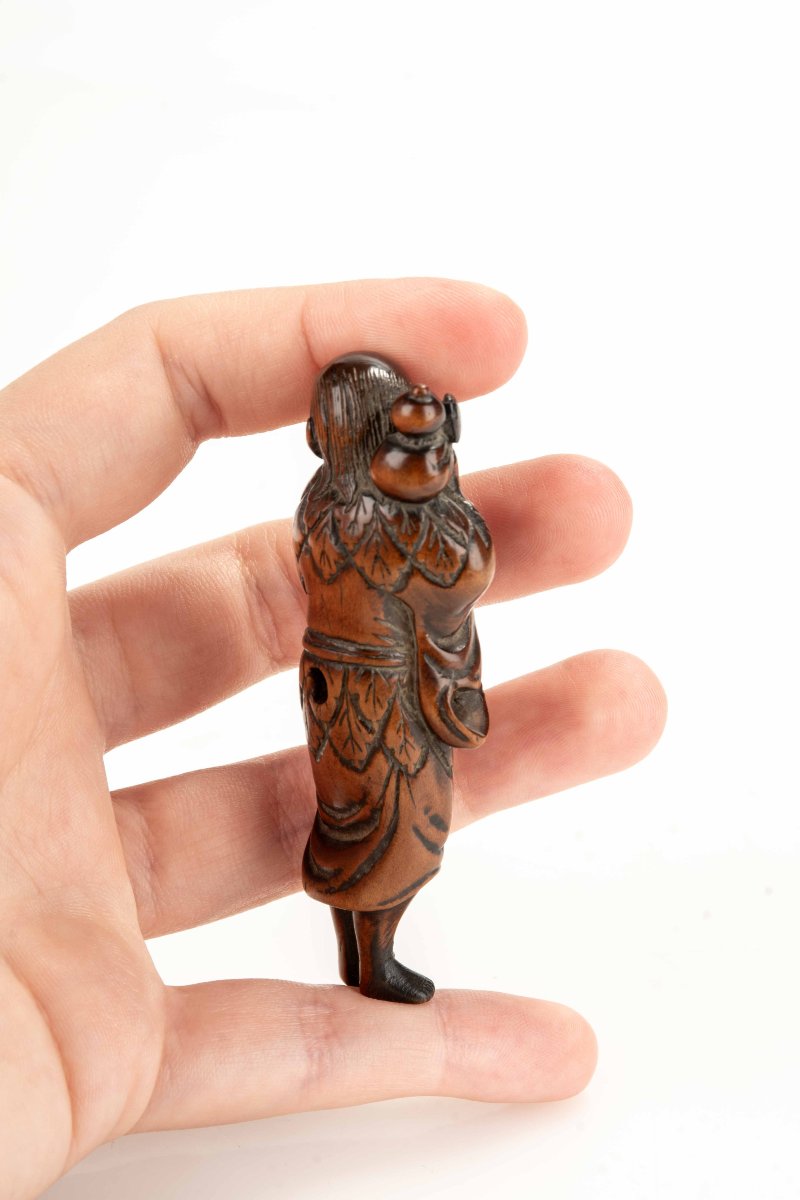 Netsuke in legno di bosso raffigurante un Sennin con bottiglia di sakè-photo-3