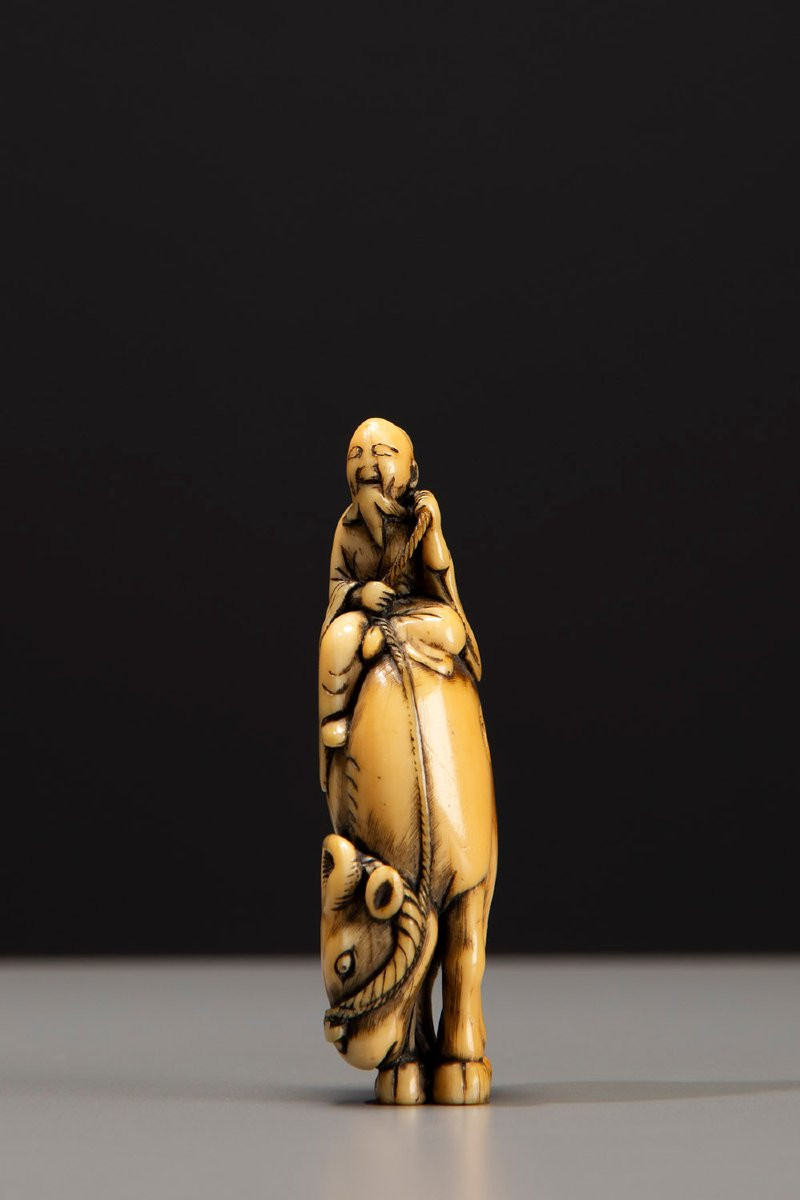 Netsuke in avorio raffigurante Roshi seduto sul dorso di un bufalo-photo-2