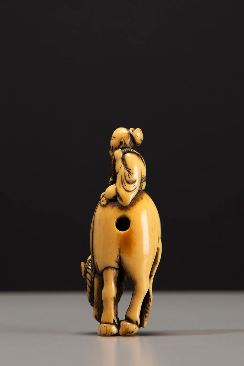 Netsuke in avorio raffigurante Roshi seduto sul dorso di un bufalo-photo-3