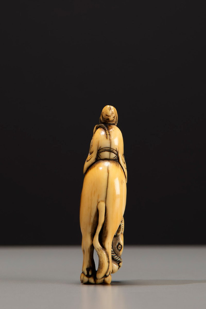 Netsuke in avorio raffigurante Roshi seduto sul dorso di un bufalo-photo-4