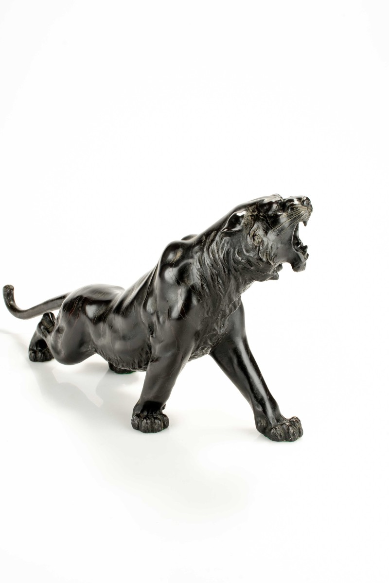 Okimono in bronzo patinato raffigurante una tigre ruggente, firmato Maruki company e Atsuyoshi