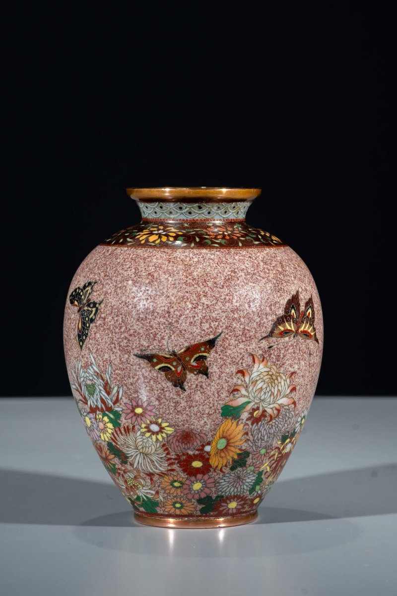 Vaso cloisonné in filo d’argento con farfalle e crisantemi-photo-3