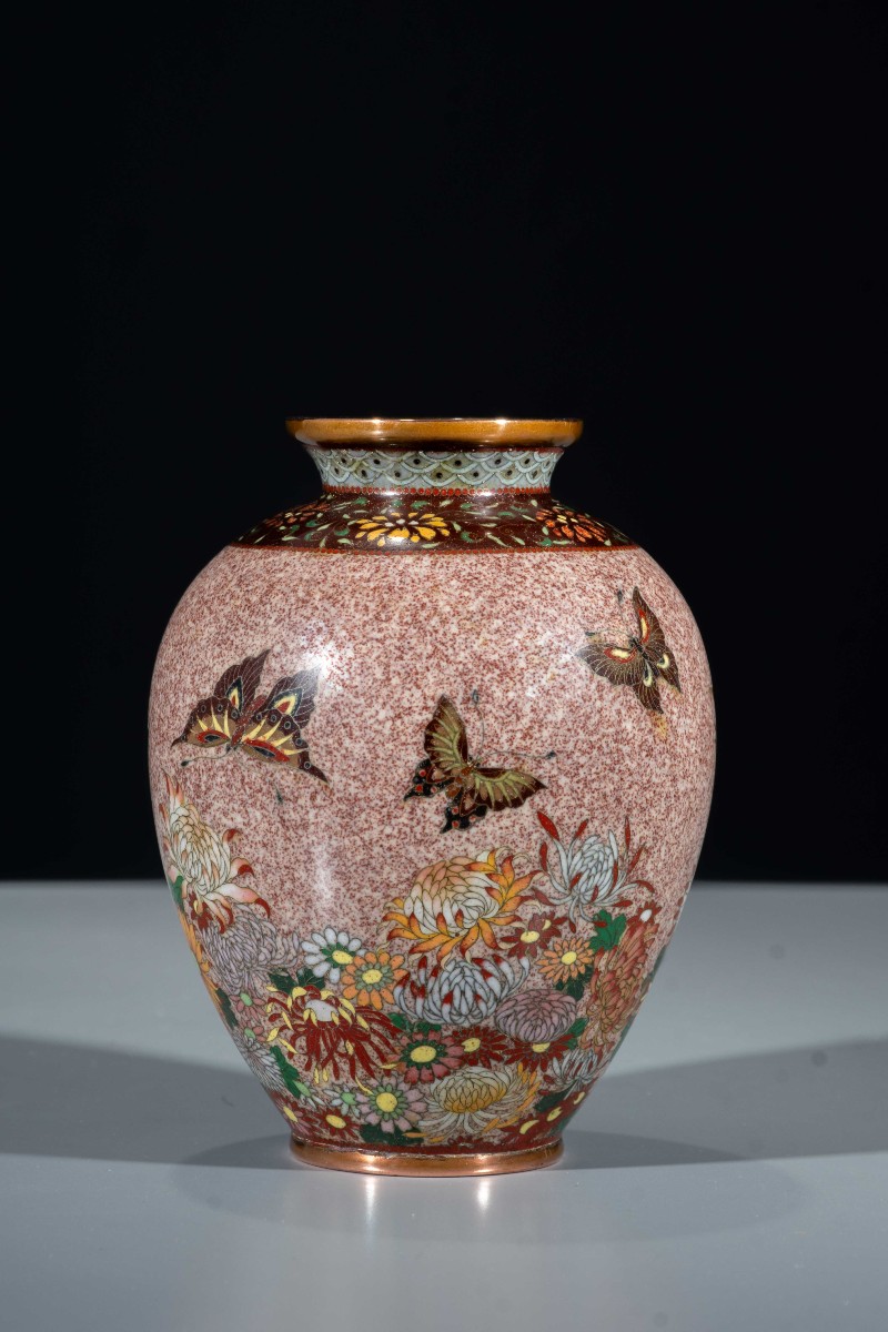 Vaso cloisonné in filo d’argento con farfalle e crisantemi