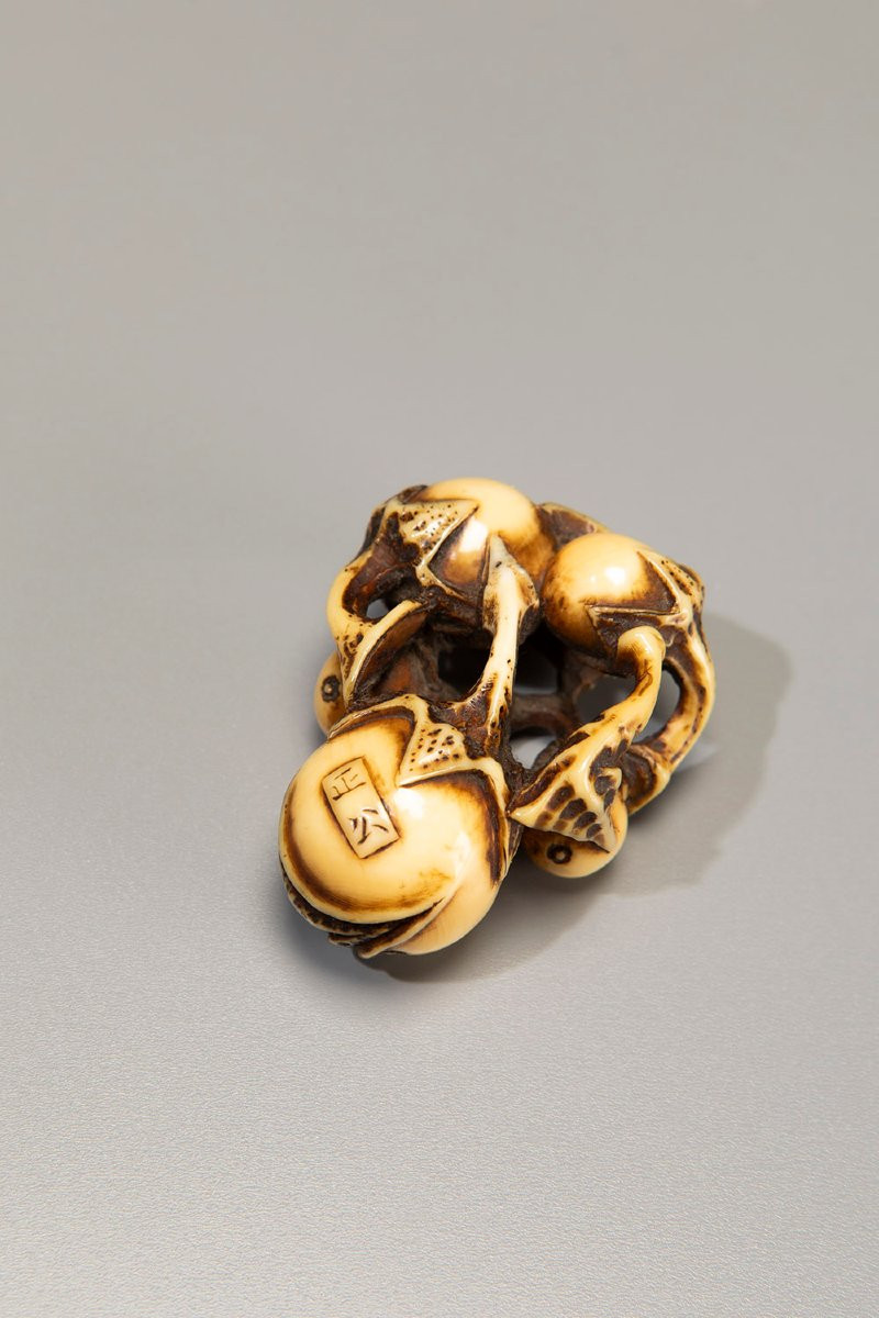 Netsuke in avorio raffigurante un gruppo di melanzane-photo-3