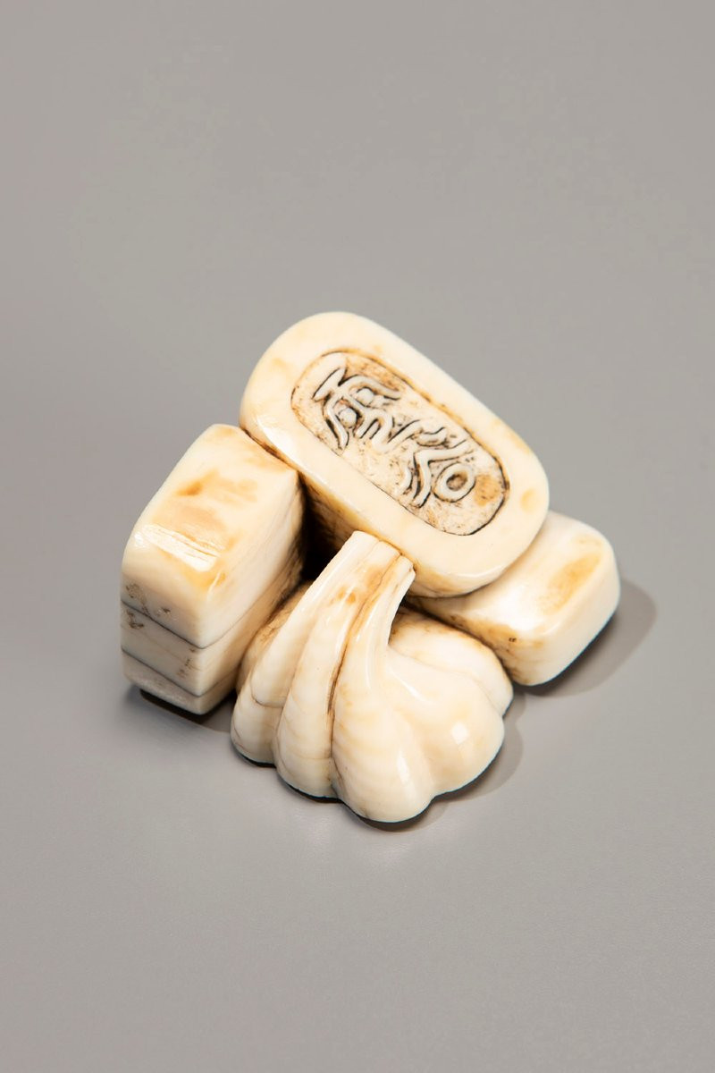 Netsuke in avorio raffigurante quattro sigilli da pittore-photo-1
