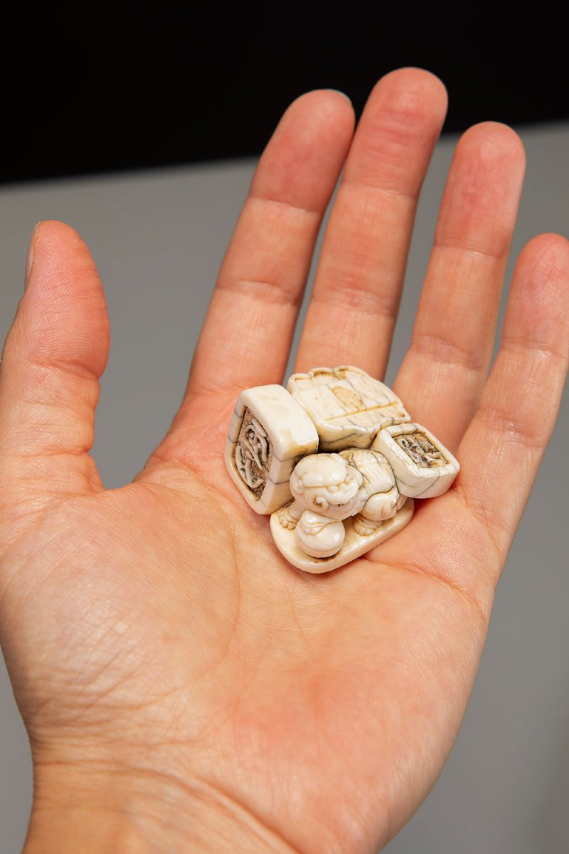 Netsuke in avorio raffigurante quattro sigilli da pittore-photo-2