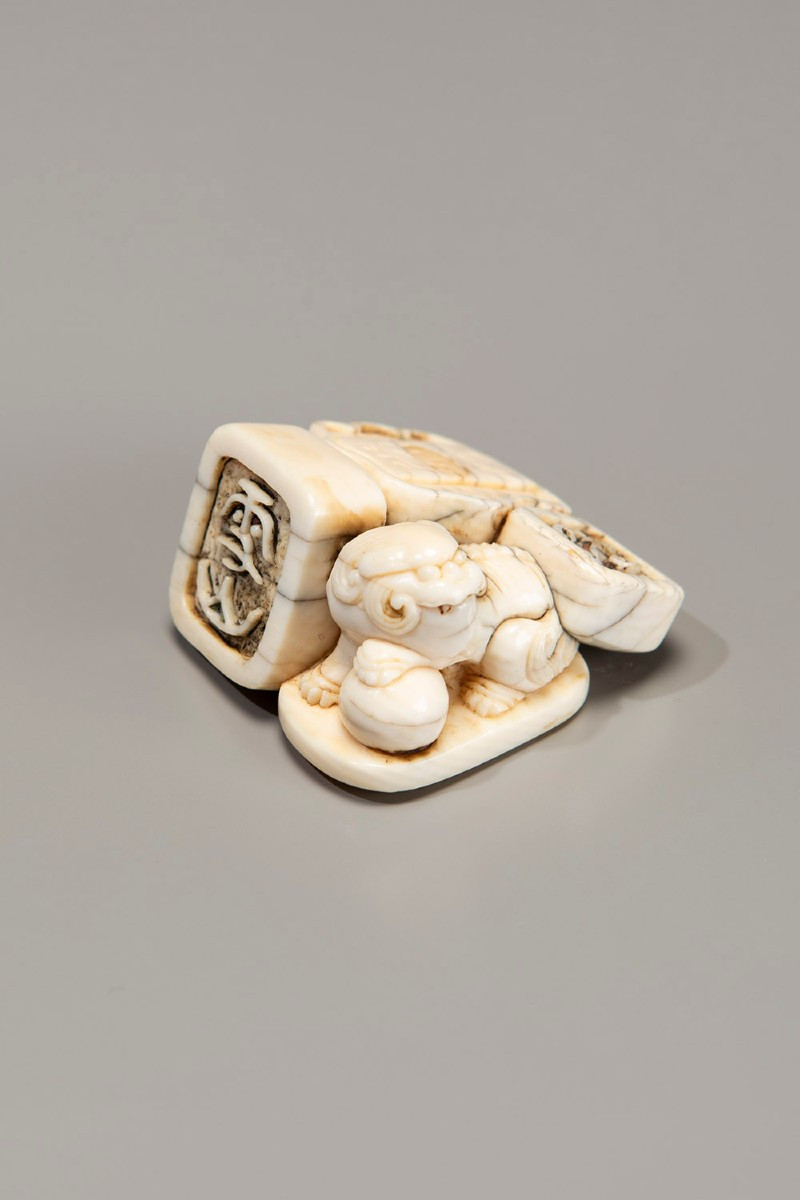 Netsuke in avorio raffigurante quattro sigilli da pittore