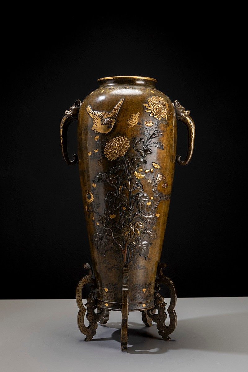 Vaso a balaustro in bronzo patinato con ricchi intarsi e motivi naturalistici