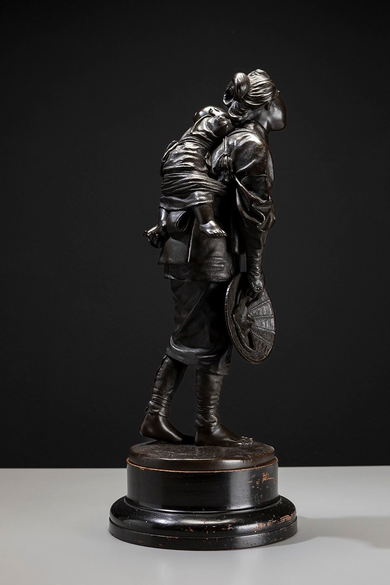 Scultura in bronzo della Scuola di Tokyo raffigurante una giovane madre con bambino-photo-2