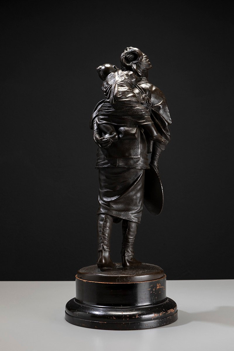 Scultura in bronzo della Scuola di Tokyo raffigurante una giovane madre con bambino-photo-3