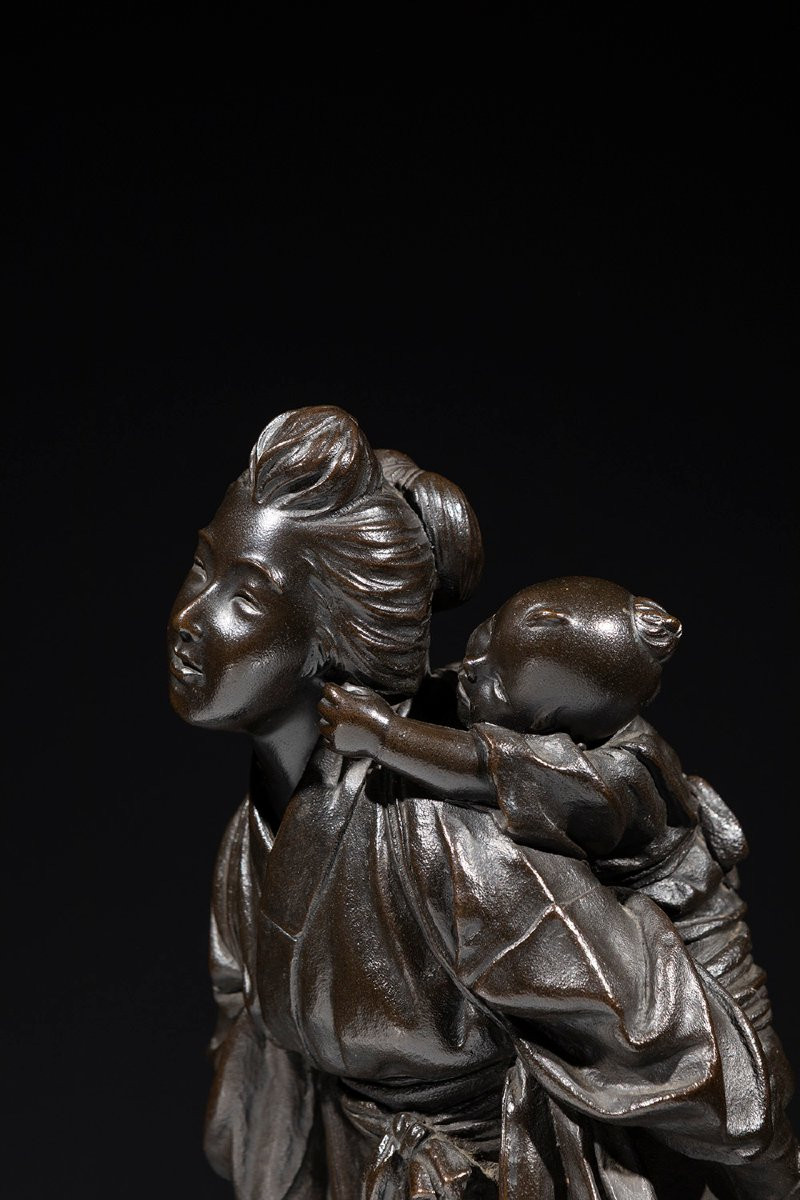 Scultura in bronzo della Scuola di Tokyo raffigurante una giovane madre con bambino-photo-1