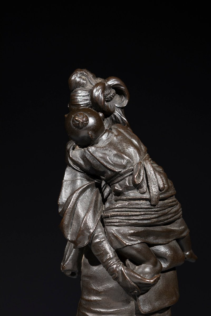 Scultura in bronzo della Scuola di Tokyo raffigurante una giovane madre con bambino-photo-2