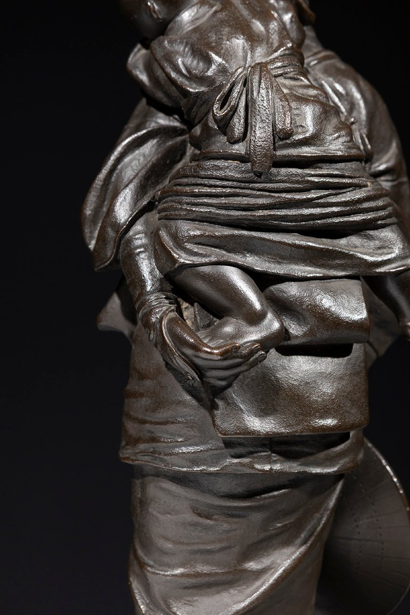 Scultura in bronzo della Scuola di Tokyo raffigurante una giovane madre con bambino-photo-3