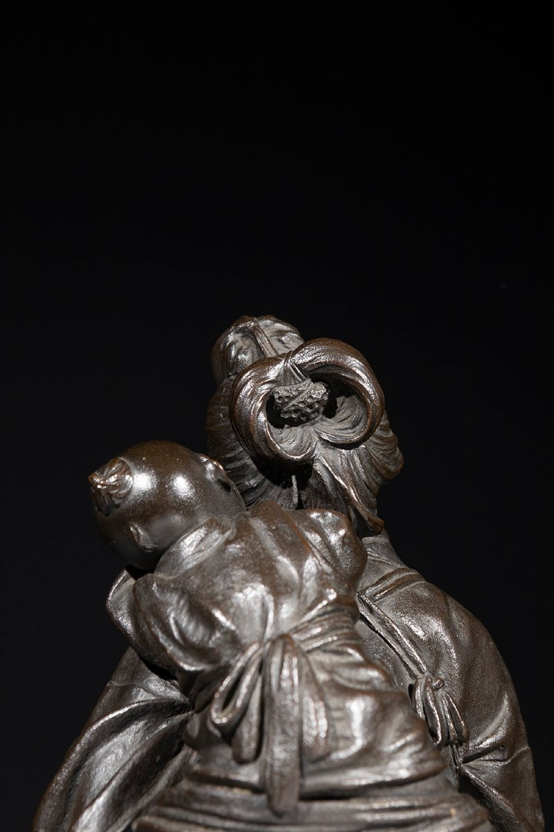 Scultura in bronzo della Scuola di Tokyo raffigurante una giovane madre con bambino-photo-4