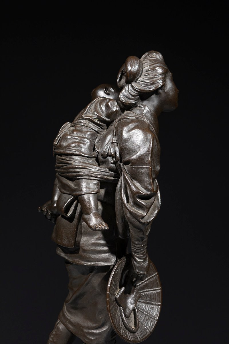 Scultura in bronzo della Scuola di Tokyo raffigurante una giovane madre con bambino-photo-5