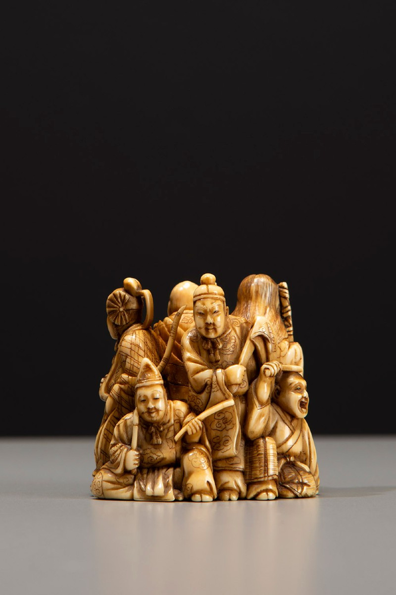 Netsuke in avorio raffigurante i Sei Poeti Immortali, firmato Gyokuzan