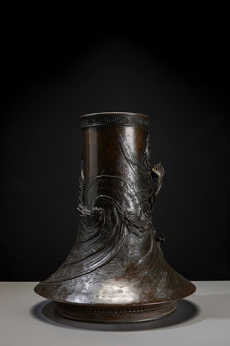 Vaso in bronzo a patina scura con drago ryu a rilievo-photo-2