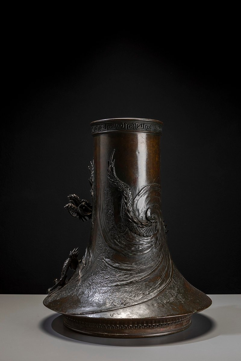Vaso in bronzo a patina scura con drago ryu a rilievo-photo-3