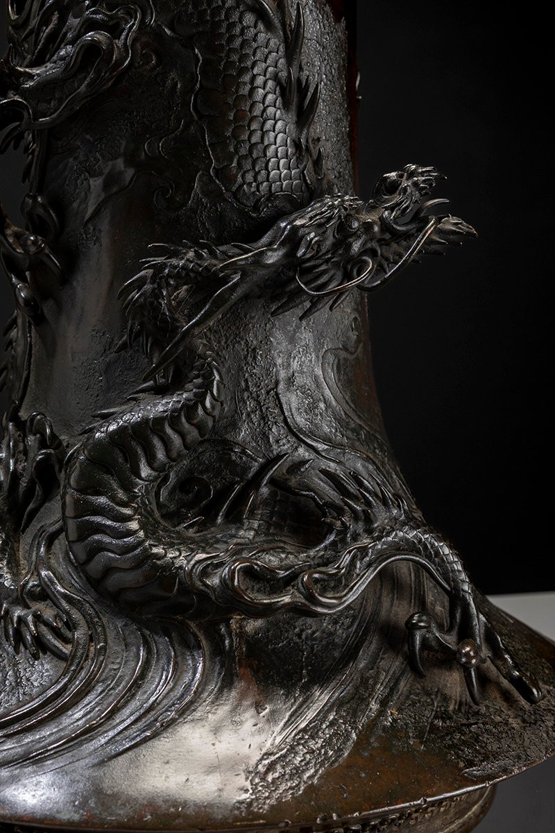 Vaso in bronzo a patina scura con drago ryu a rilievo-photo-1