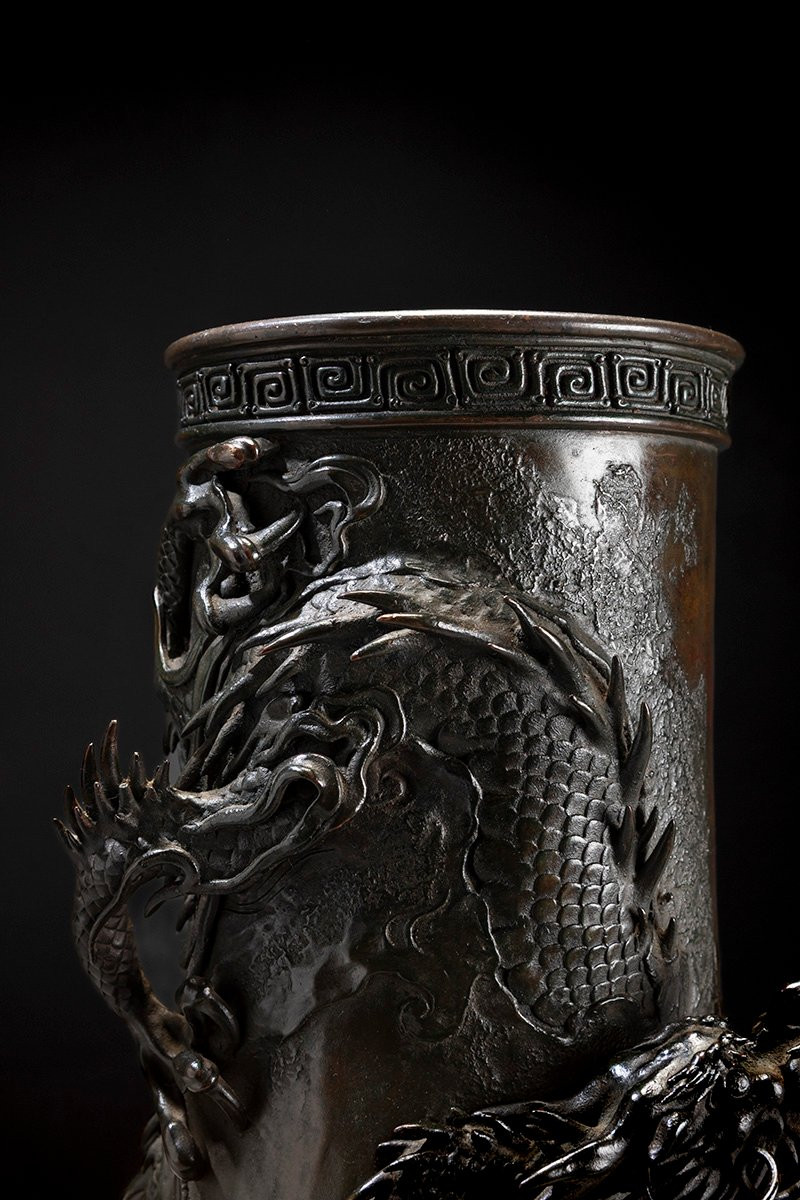 Vaso in bronzo a patina scura con drago ryu a rilievo-photo-2