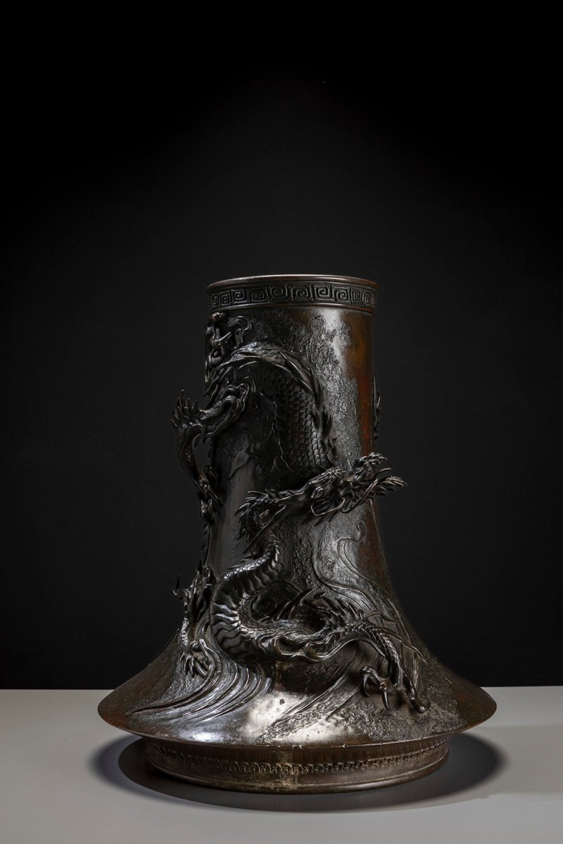 Vaso in bronzo a patina scura con drago ryu a rilievo-photo-3