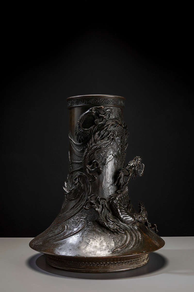 Vaso in bronzo a patina scura con drago ryu a rilievo