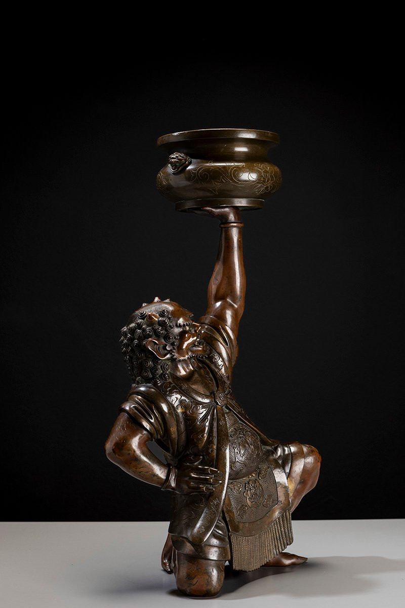 Scultura giapponese in bronzo raffigurante un oni con koro cerimoniale-photo-1