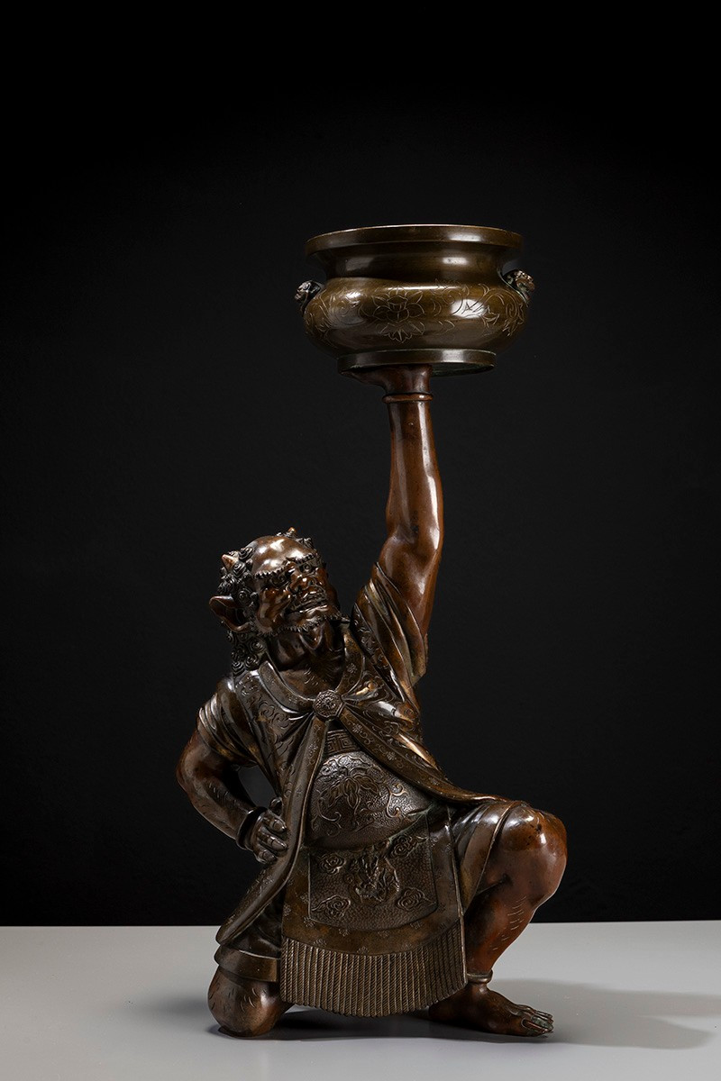 Scultura giapponese in bronzo raffigurante un oni con koro cerimoniale