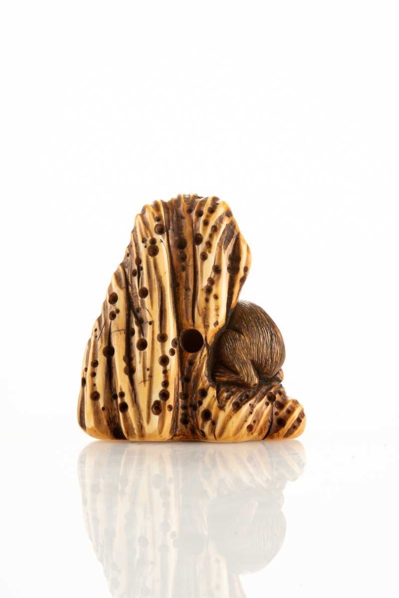 Netsuke in avorio raffigurante una scimmia su una roccia-photo-2